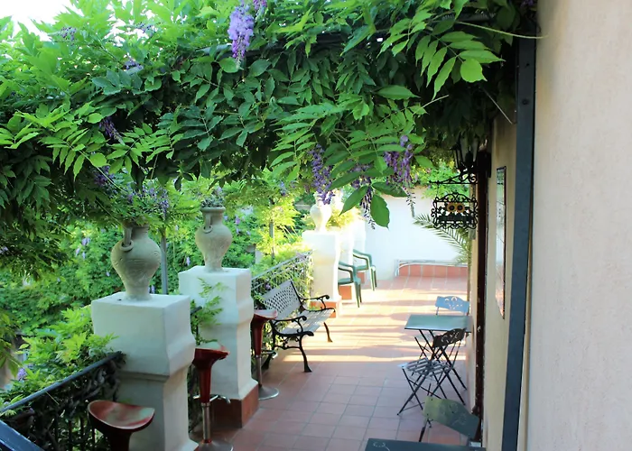 比斯卡里酒店 2*